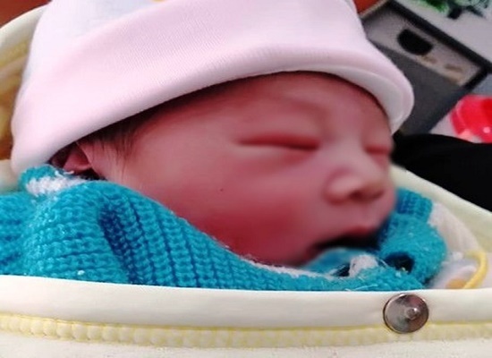 Nghe thấy tiếng khóc, kiểm tra phát hiện bé trai kháu khỉnh bị bỏ rơi bên đường