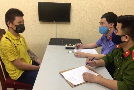 Tin tức pháp luật mới nhất ngày 18/4/2020: Nam thanh niên bóp cổ công an khi bị nhắc nhở