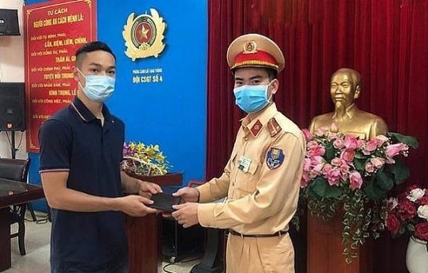 CSGT trả lại ví chứa hơn 10 triệu đồng cho bác sĩ đánh rơi