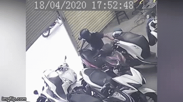 Video: Tên trộm liều lĩnh đột nhập nhà dân, bẻ khóa trộm xe máy trong 3 giây