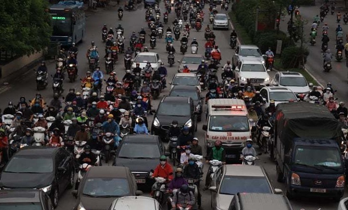 Hà Nội ngày đầu nới lỏng cách ly xã hội: Đường phố đông đúc, người dân hối hả đi làm dưới mưa