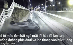 Video: Tránh mèo trên đường, ô tô mất lái húc đổ lan can, lao thẳng vào tường