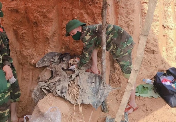 Đào đất làm vườn, phát hiện hài cốt liệt sỹ