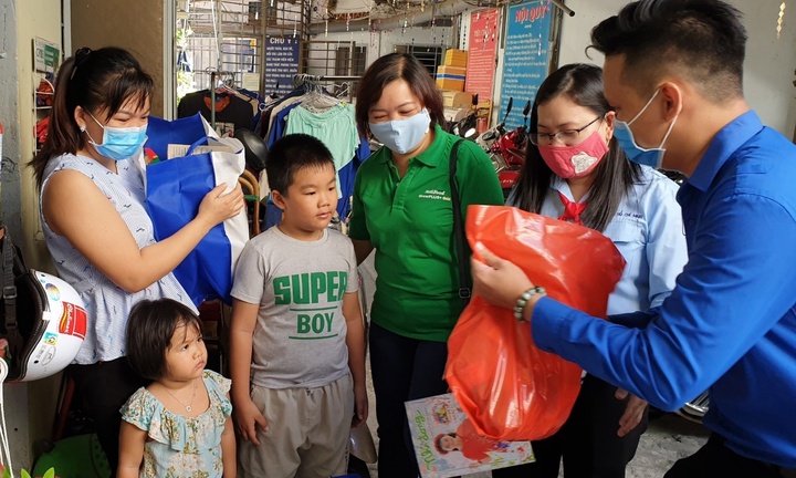 Nutifood đồng hành cùng chương trình “1 triệu ly sữa” cho trẻ em nghèo trong dịch Covid-19 