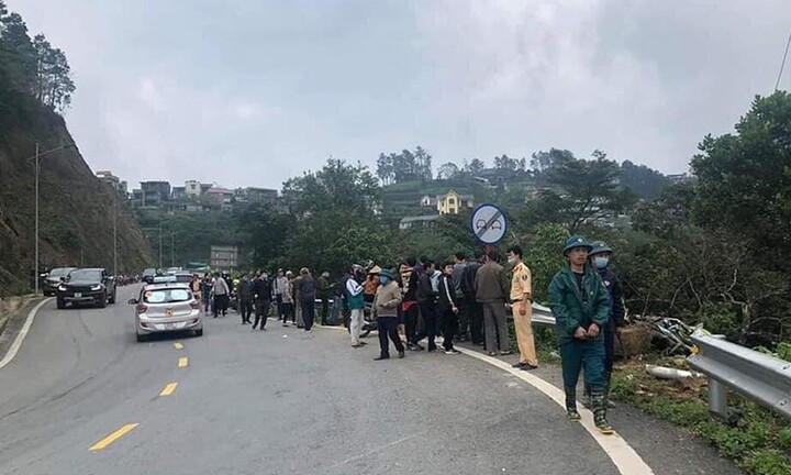Xe ô tô con lao xuống vực sâu hơn 200 m tại Tam Đảo, 4 người tử vong