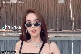 Video: Ngọc Trinh gây choáng khi đeo một lần hơn chục túi hàng hiệu bạc tỷ