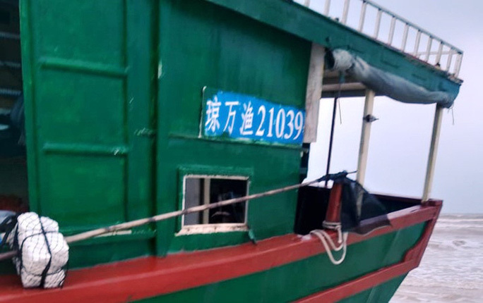Phát hiện tàu không người lái, có dòng chữ Trung Quốc dạt vào bờ biển Quảng Bình