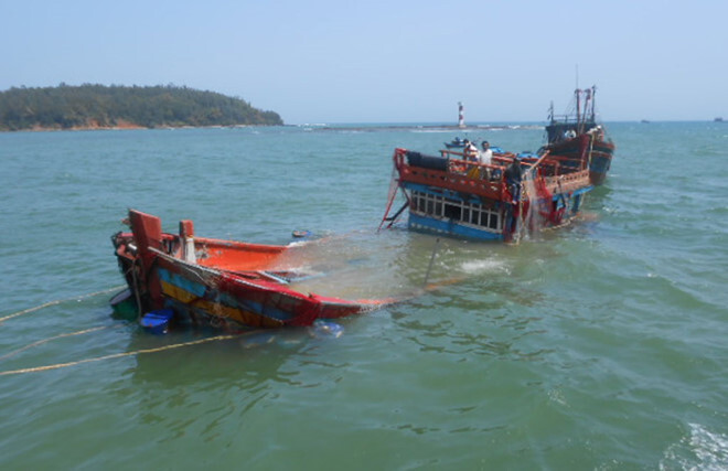 Quảng Ngãi: Cứu kịp thời 3 ngư dân bị chìm tàu trên biển