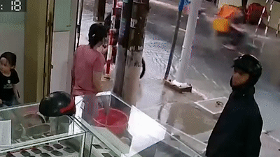 Video: Đáng sợ cảnh cống không đậy nắp 'bẫy' người đi đường