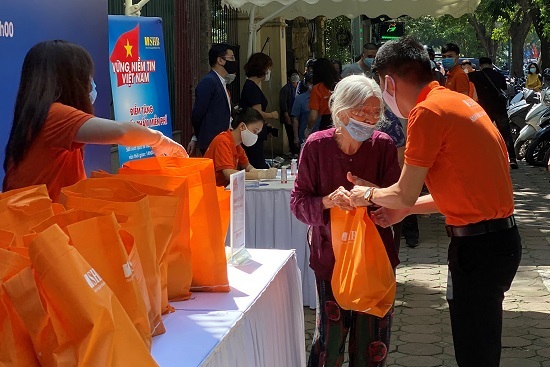 Chương trình “Vững niềm tin Việt Nam” tặng gần 6.000 suất nhu yếu phẩm cho người dân chịu ảnh hưởng bởi dịch Covid-19 
