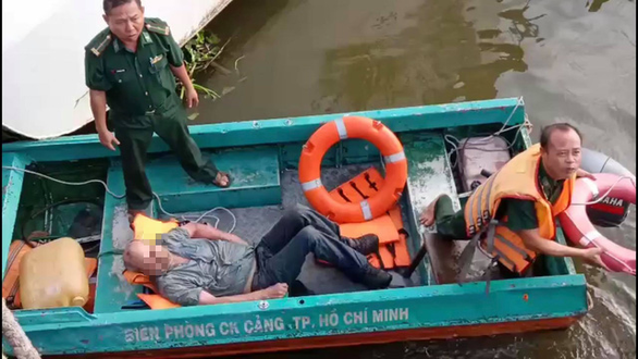 Giảng viên người Mỹ suýt chết đuối vì nhảy sông Sài Gòn vớt hộ chiếu