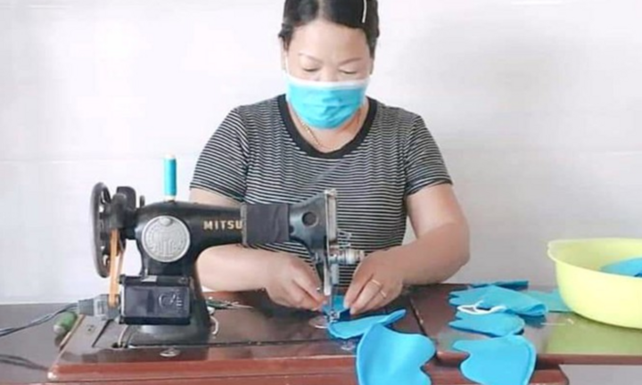 Thầy cô tranh thủ nghỉ lễ may hàng nghìn khẩu trang tặng học sinh