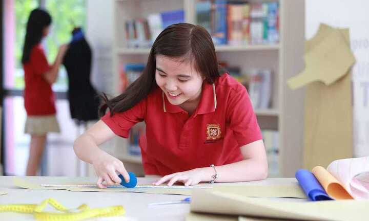 Vụ phụ huynh kéo đến trường phản đối học phí: Trường Dân lập Quốc tế Việt Úc TP.HCM có chi phí đắt cỡ nào?