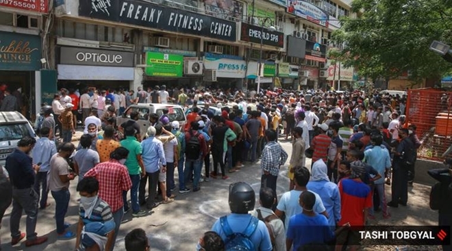 Hàng trăm người rồng rắn xếp hàng mua rượu khi lệnh phong tỏa vừa được nới lỏng