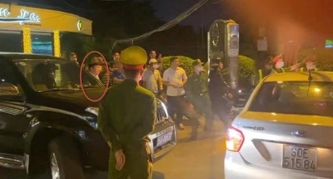 Xe ô tô biển xanh gây tai nạn rồi bỏ chạy ở Hà Nội