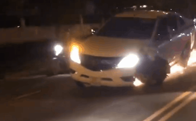 Video: Xe bán tải gãy bánh vẫn phóng tóe lửa như phim hành động