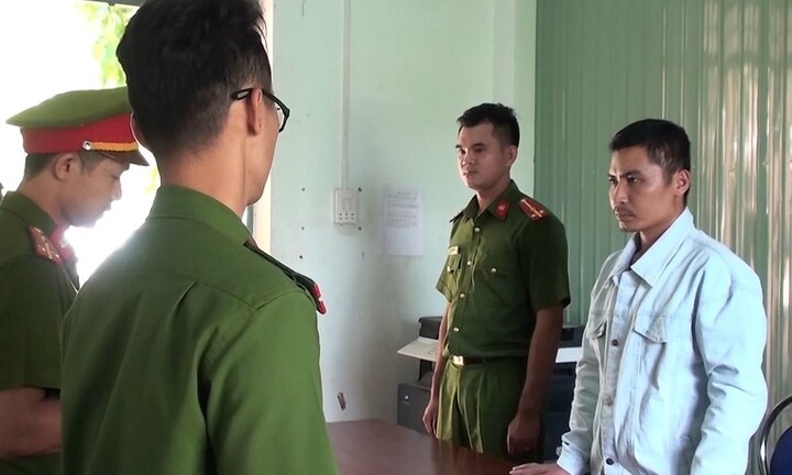 Khởi tố đối tượng chuyên thu mua gỗ trái phép của lâm tặc để bán lại cho đầu nậu 