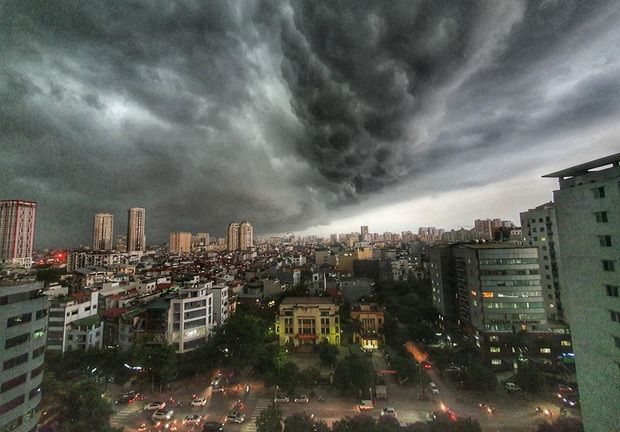 Trời Hà Nội nổi giông lốc, giao thông hỗn loạn