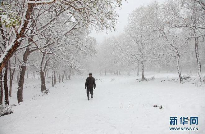 Trung Quốc: Tuyết bất ngờ rơi giữa mùa hè