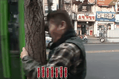 Tin tức đời sống mới nhất ngày 18/5/2020: Kỳ lạ người đàn ông đập đầu vào thân cây mỗi ngày trong 5 năm