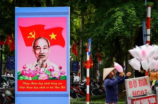 Đường phố Thủ đô trang hoàng cờ hoa kỷ niệm 130 năm ngày sinh nhật Bác