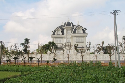 Tòa bạch dinh xa hoa giữa đồng của cụ bà bán rau 80 tuổi ở Hà Tĩnh