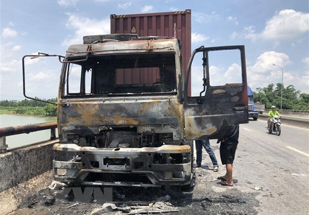 Xe container bốc cháy dữ dội giữa trưa nắng trên quốc lộ 5