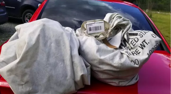 Tin tức đời sống mới nhất ngày 23/5/2020: Nhặt được 2 túi rác chứa gần 1 triệu USD trên đường