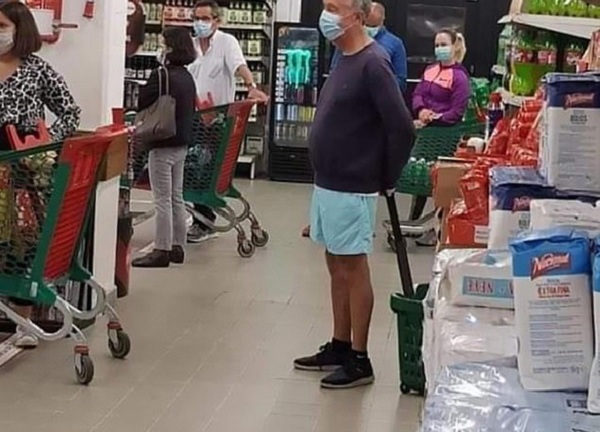 Tổng thống Bồ Đào Nha xếp hàng trong siêu thị như mọi người