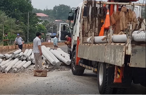 Bình Phước: Lật xe container khiến gần 100 trụ điện văng ra giữa đường