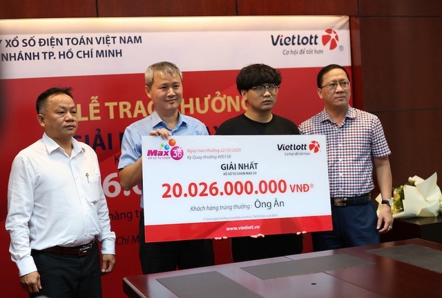 Nam sinh viên trúng số 20 tỷ đồng không đeo mặt nạ khi nhận thưởng
