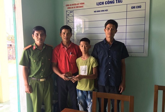 Học sinh lớp 6 tại Quảng Nam trả lại tài sản cho người đánh rơi
