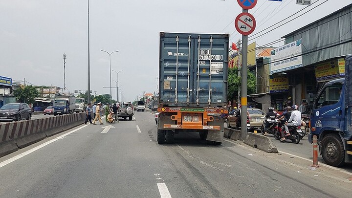 Tin tai nạn giao thông mới nhất ngày 25/5/2020: Bị container tông trúng, 7 người trong xe ô tô hoảng sợ kêu cứu
