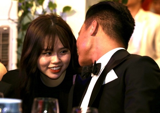 Huỳnh Anh diện đồ ton-sur-ton, xuất hiện rạng rỡ cùng Quang Hải tại gala Quả bóng vàng 2019