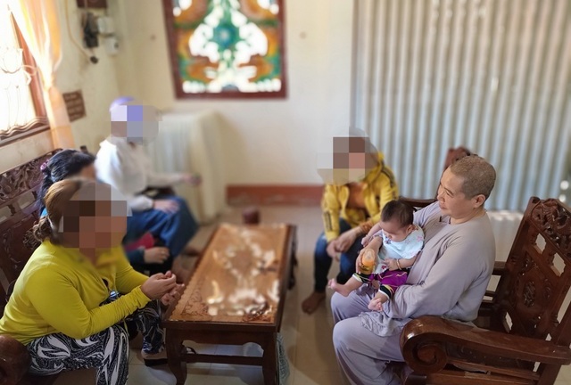 Người bán hàng rong phát hiện bé gái bị bỏ trước cổng chùa cùng lời nhắn