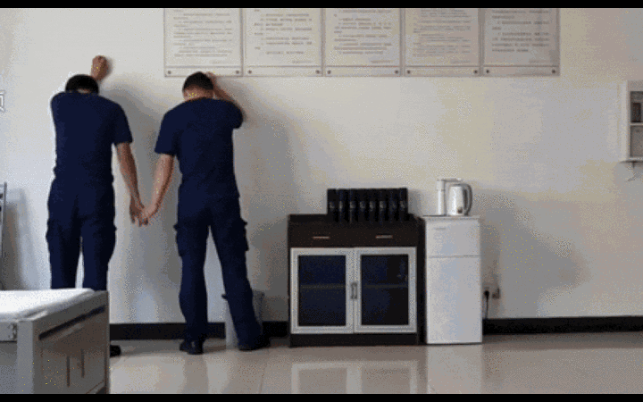 Cãi nhau trong giờ làm việc, 2 nhân viên cứu hỏa bị phạt nắm tay nhau
