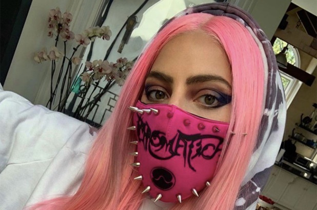 Tin tức giải trí mới nhất ngày 30/5/2020: Lady Gaga đeo khẩu trang của NTK gốc Việt, đích thân lái xe tải giao album mới