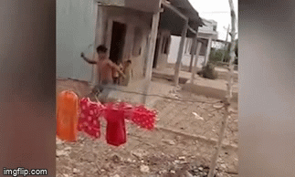 Clip cha ở Sóc Trăng hành hạ con gái 6 tuổi như thời trung cổ