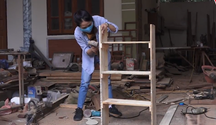 Cô gái mê nghề mộc, tự đóng đồ chơi, dụng cụ học tập tặng trẻ em vùng cao