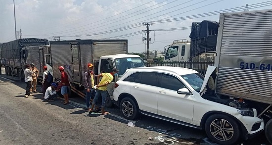 11 ô tô tông nhau liên hoàn tại quốc lộ 1A, 1 người bị thương, nhiều xe biến dạng