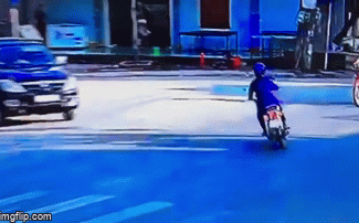 Video: Đâm trực diện giữa ngã ba đường, nam thanh niên bị cuốn vào gầm ô tô