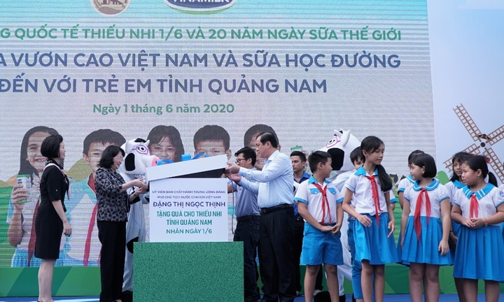 34.000 trẻ em Quảng Nam đón nhận niềm vui uống sữa từ Vinamilk trong ngày 1/6 