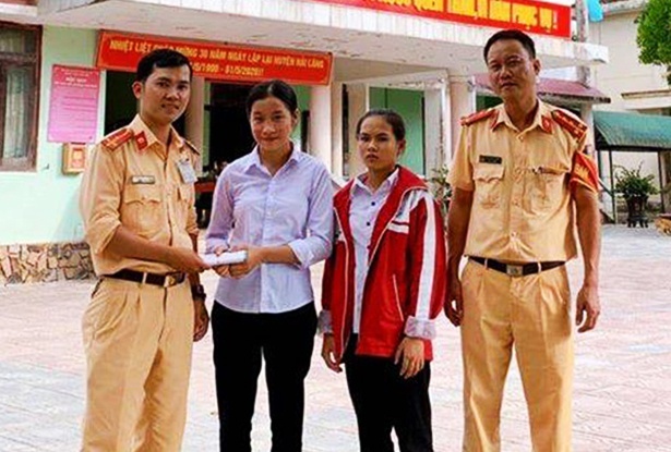 Nhặt được 50 triệu đồng, 2 nữ sinh ở Quảng Trị nhờ công an trả lại cho người đánh rơi