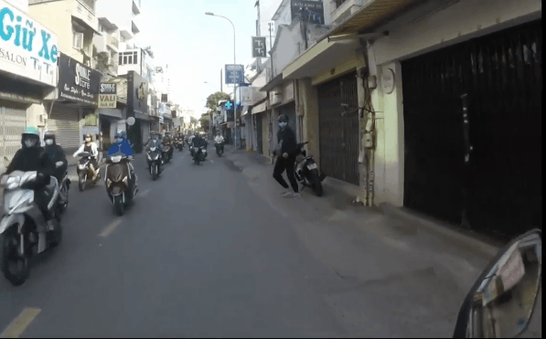 Video: Tức tối vì bị nhắc lấn làn, người đàn ông đạp vào đầu xe máy trả thù