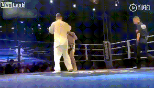 Video: Lĩnh cú đấm chí mạng, cao thủ Thái Cực Quyền bất tỉnh sau 5 giây