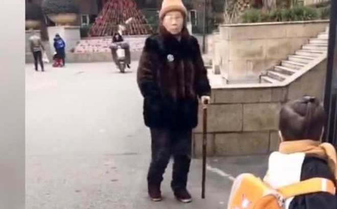 Bé 3 tuổi đứng chặn cửa không cho đóng lại, tưởng nghịch ngợm nhưng sự thật khiến ai cũng cảm phục