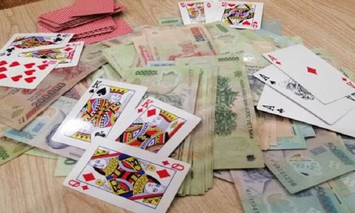 Đánh bạc tại nhà riêng, Trưởng phòng sở Nội vụ Thanh Hóa bị tạm đình chỉ công tác