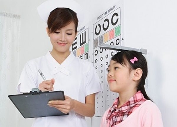 Muốn con cao ráo đẹp đẽ, mẹ cần hạn chế cho ăn những thực phẩm này