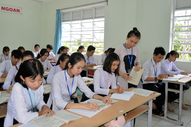 Dùng cải lương dạy truyện Kiều, cô giáo trẻ được Chủ tịch UBND tỉnh tặng bằng khen