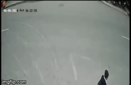 Bị cướp giật điện thoại, mẹ chở con gái ngã nhào xuống đường